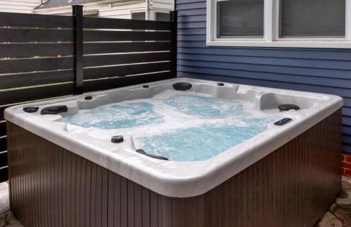 Near Drake/Downtown packed w/Amenities - Hot Tub - Movie Theater - Photo 1