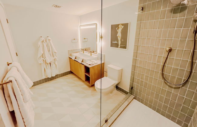 Luxurious Downtown Escape - Photo 48