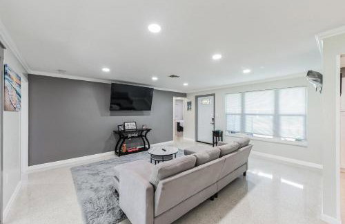 Riverside Retreat: Deck Bar, FirePit, Boat Parking - Foto 14