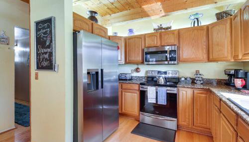 Hot Tub and Games! Lakeside Sherwood Forest Cabin - Foto 3