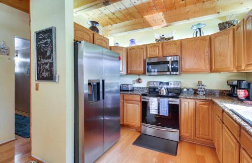 Hot Tub and Games! Lakeside Sherwood Forest Cabin - Foto 3