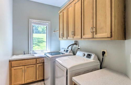 Walk to Lake Middlefield Home with Fire Pit - Foto 26