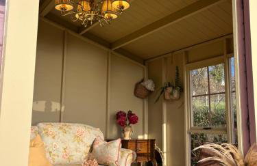 The Pink Cottage upstairs suite & Garden Summer Room - Foto 68