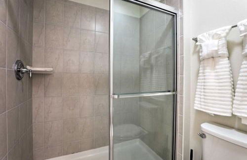 New Upscale 8BR Kissimmee Retreat with Private Pool, Spa & Resort Amenities - 7 Mi to Disney! - Foto 73