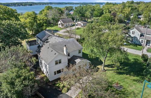 Designer Home w/ Lake Views+Walk to Downtown&Beach - Foto 33