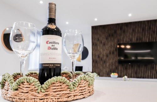 The Abbey Apartment - 1BR Apt with Dedicated Workspace, Fast Wifi & Stylish Kitchen Island & Free Secure Underground Parking - Foto 59