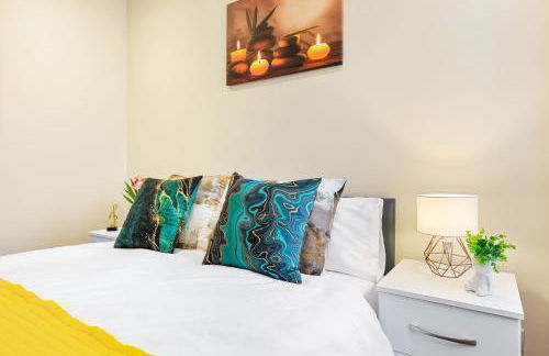 Spacious London 2-Bed Flat with a King Bed-Save on Long Stays-5 Separate Beds- Parking Available! - Foto 35