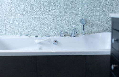 Villa en Valencia, piscina privada y metro 500m - Foto 21