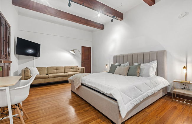 Otium Rentals Penthouse w 2 Terraces - Photo 3