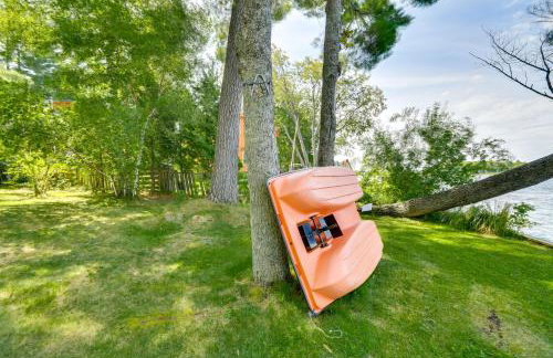 Lakefront Retreat with Pedal Boat and Dock in Kalkaska - Foto 23