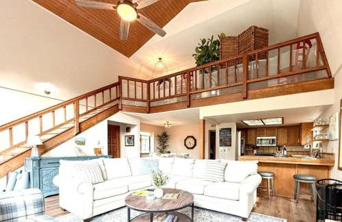 Forest Home with Deck, EV Station, King Beds - Foto 25