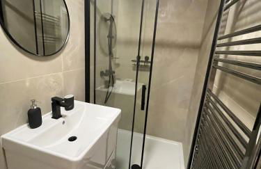 Marcot House Modern 5 bedroom house Solihull 10 mins drive from bhx & nec private off road parking - Foto 46