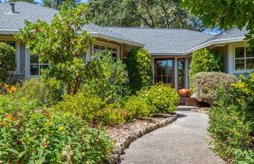 10 Acre Estate with Views Teahouse and Pickleball Court - Foto 8