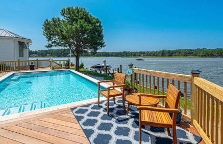 Spacious home with private pool, dock access, and scenic views - Foto 35