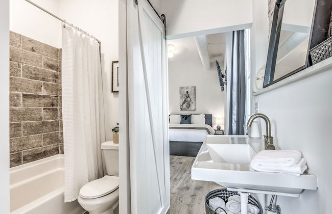 Delightfully Redesigned Home - JZ Vacation Rentals - Photo 20