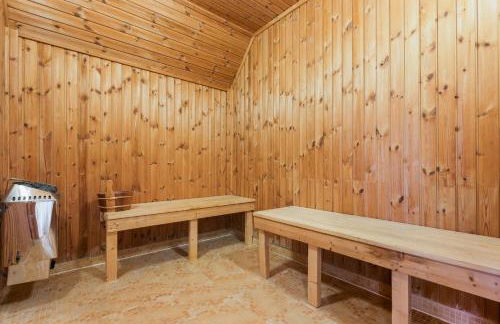 6BR House with Butler, Sauna & Hot Tub in Glasgow - Photo 28