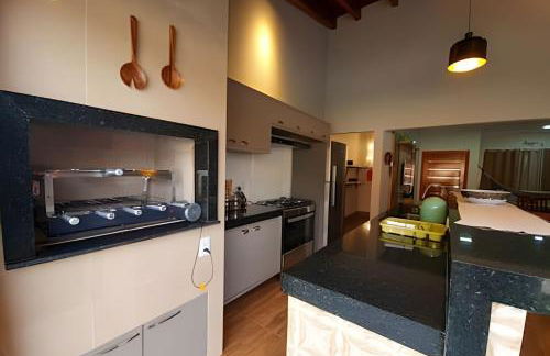 Casa ampla e confortável. Piscina e churrasqueira. - Foto 11