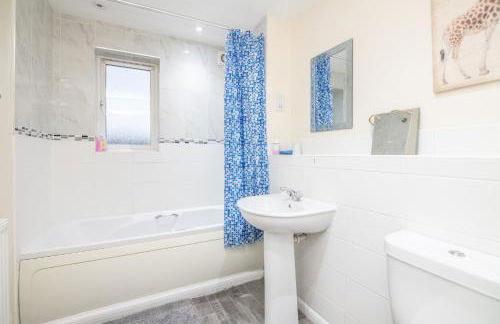 5 bed house with free parking in quiet location - Photo 9