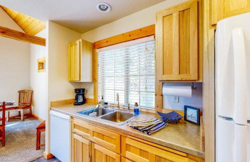 Gateway to Crater Lake! Resort Retreat with Pool - Foto 13