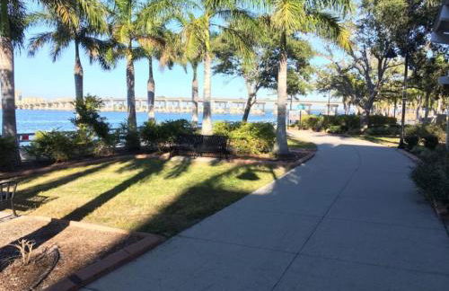 Relaxing Pool Side - Near Fairgrounds - Foto 36