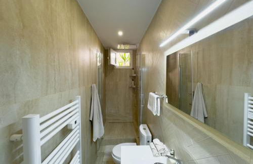 Central Studio - Bright & Modern - Private Terrace - AirCon - Near Train & Beach - Foto 28