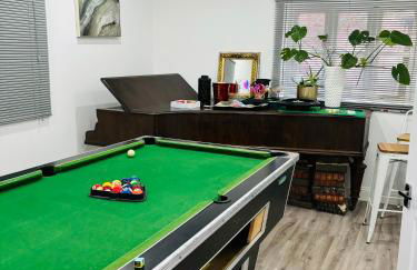 HERTFORD House with garden parking pet friendly pool room - Foto 2
