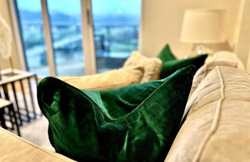 Exclusive Marina View Apartment Free Parking - Photo 12