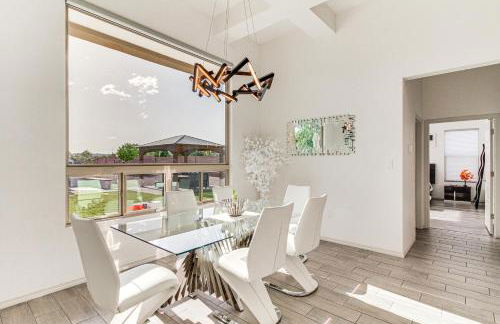 Poolside and Hot Tub Lounging Luxe Rio Rancho Home - Foto 6