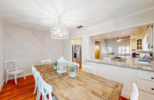 Classic coastal home with game room & private hot tub - walk to beaches - Foto 11