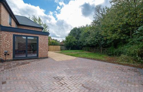 Luxurious Relaxing 6 Bed House for great comfort - Photo 3