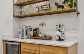 Modern Multi-Level Retreat with Rooftop Hot Tub - Foto 26