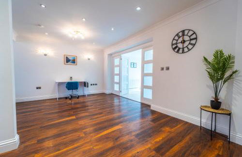 Modern Spacious 4 Bed Hayes Home with Free Parking - Foto 13