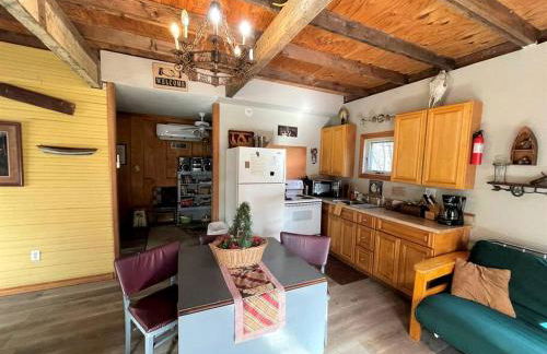 Two-Story Cabin Rental for Large Groups along Hamilton Creek in Marble Falls, Texas - Foto 1