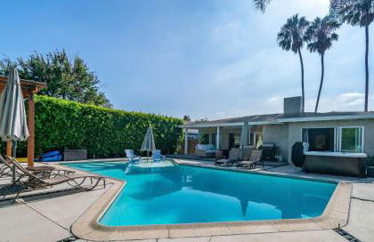 Modern Pool house with hot tub and relaxing backyard - Foto 49