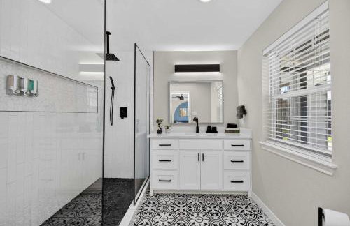 Perfect Getaway Home w Pool Jacuzzi Cinema Room - Photo 16