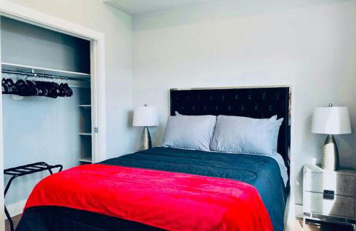 Luxe Penthouse with Private Parking & Rooftop w TV - Foto 31