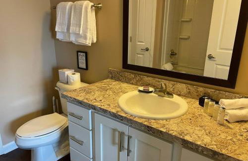 Retreat At The Charles Fast WiFi WasherDryer - Foto 18