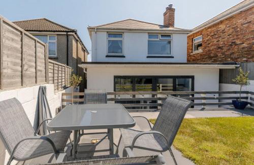 Delightful family home with parking, 8 minutes to beach - Foto 13