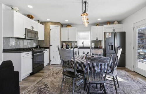 Lakefront w/ Private Dock, 2 Slips, Swim Mat, Firepit, & Covered Patio 44mm - Foto 12