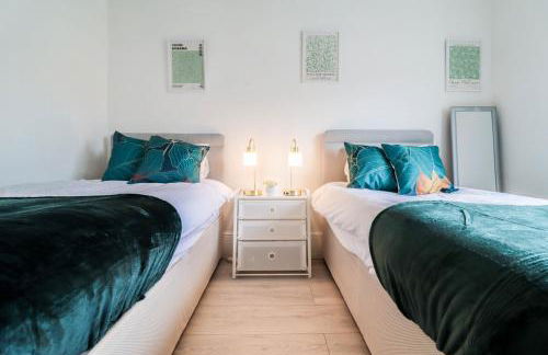 Spacious 4-Bed Home, Perfect Stay with Free WiFi - Foto 3