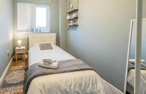 Family-Friendly 4-Bedroom House in Moston with Parking and Garden - Foto 28