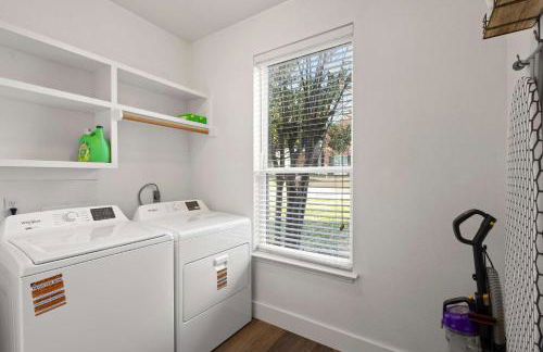 5BD Getaway w Pool Patio Firepit Mins to DT - Photo 32