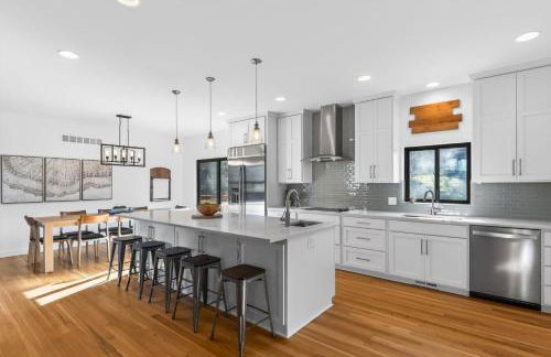 4BR Home with 4 Private Bathrooms 20 Min from Airport - Foto 16