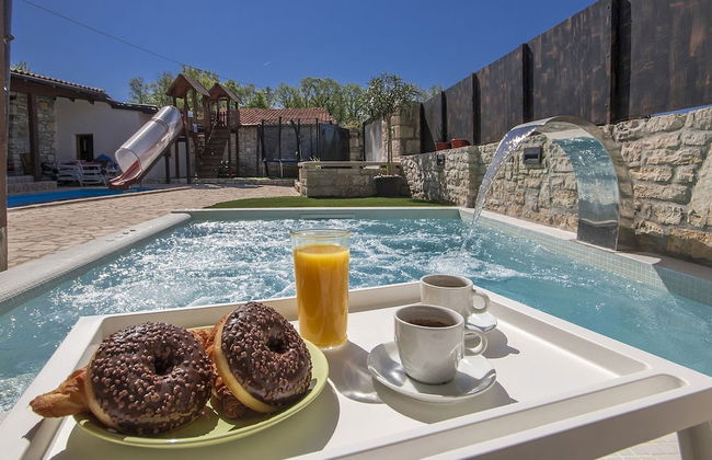 Perfect for Children, Garden With Pool, Playground and Walk in Whirlpool - Foto 33