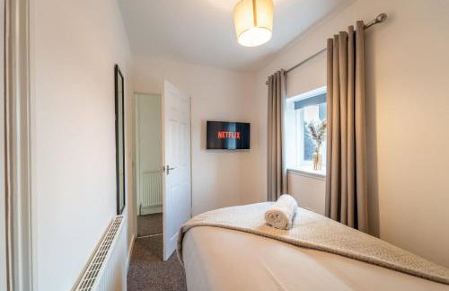 Cosy 3-Bed House With Parking, 5 Mins to QE & Uni - Photo 37