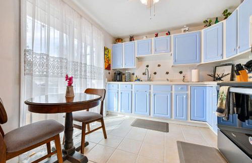 Family Perfect 4BR Home with Hot Tub, Pool Table, Fenced Yard, Cozy Fireplace, Mountain Views, Walkable Neighborhood, Near Parks, Dining, and Adventure - Foto 41