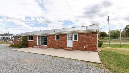 NEW Dragster Dream House - Game Room - Walk to the Speedway - Foto 5