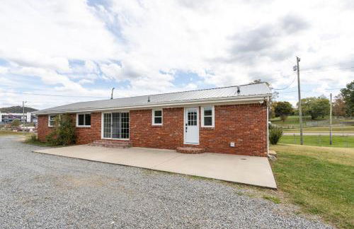 NEW Dragster Dream House - Game Room - Walk to the Speedway - Foto 5