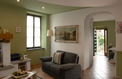 Tinas yellow home - Photo 8