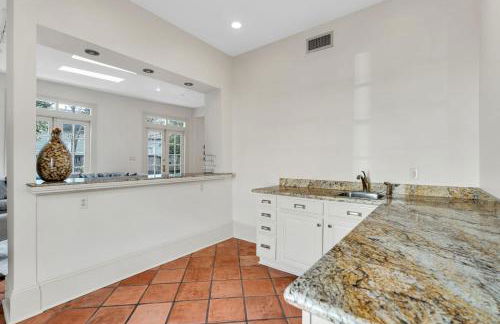 Historic 3BR LGD Gem Near Magazine & FQ - Foto 25